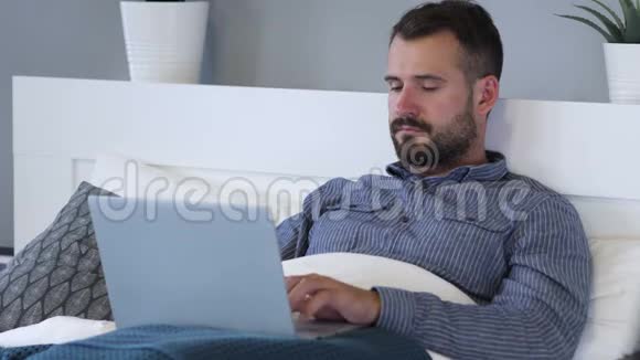 病人在使用笔记本电脑时咳嗽躺在床上视频的预览图