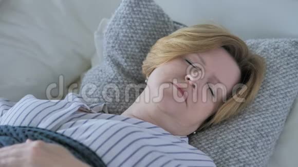 躺在床上放松的老年妇女视频的预览图