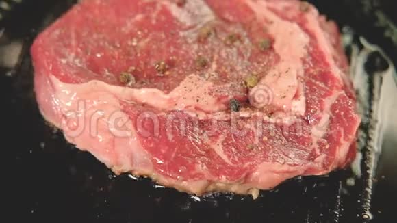调味红肉牛腰肉牛排烹饪视频的预览图