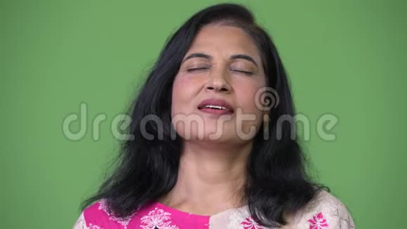 成熟快乐美丽的印度女人闭着眼睛放松视频的预览图