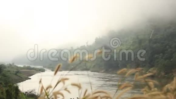 美丽的晨雾从萨尔温河流过视频的预览图