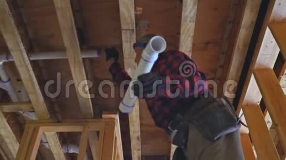 男水管工在特写镜头中粘塑料马桶白管视频的预览图