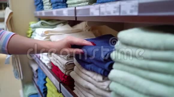 靠近商店货架的白人妇女在商店的特写中选择毛巾视频的预览图