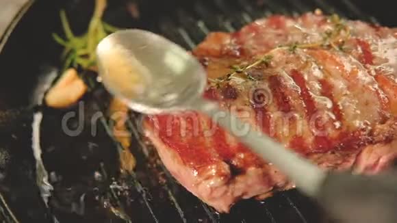 调味红肉牛腰肉牛排烹饪视频的预览图