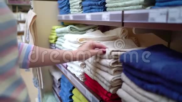 靠近商店货架的白人妇女在商店的特写中选择毛巾视频的预览图