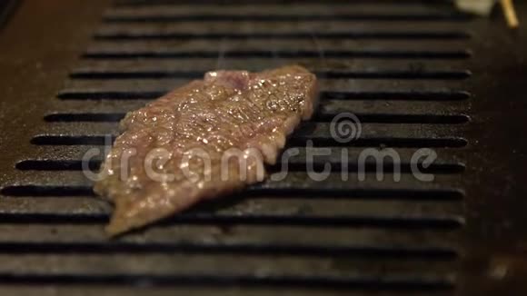 热煤上的慢速牛肉烤架日式烧烤架日式烤肉视频的预览图