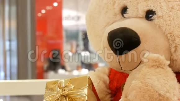 有趣的玩具泰迪熊手里拿着一个盒子里面有一个圣诞礼物商场的圣诞装饰视频的预览图