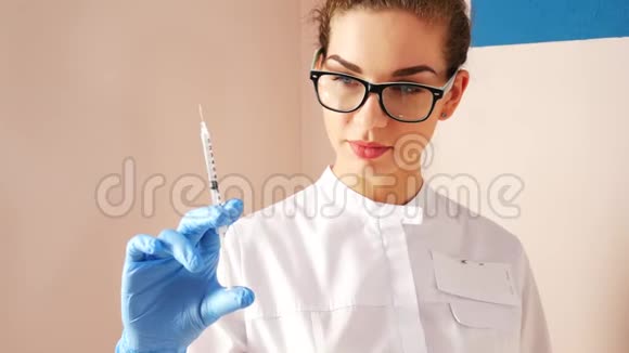 女医生准备注射器注射女医生或护士拿着注射器和液体关闭医学和医学视频的预览图