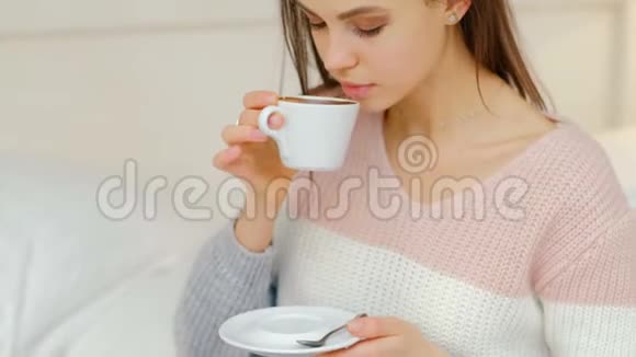 早晨能源热咖啡享受女孩饮料视频的预览图