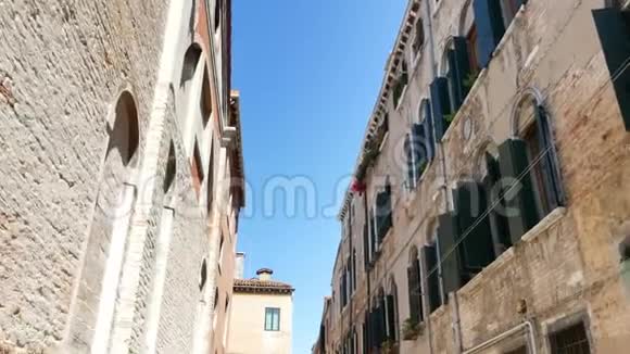 意大利威尼斯2018年7月7日美丽的威尼斯老建筑一座有老绿色百叶窗和花的房子视频的预览图