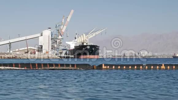 货船在埃拉特港在后台可以看到埃拉特市视频的预览图