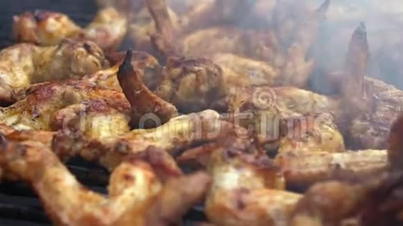 厨师用酱汁覆盖美味的肉块腌鸡烧烤视频的预览图