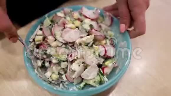新鲜黄瓜沙拉萝卜和蘸有酸奶油的塑料盘子视频的预览图