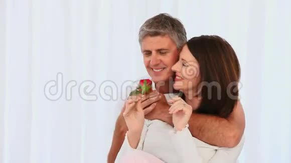 可爱的中年夫妇带着玫瑰视频的预览图