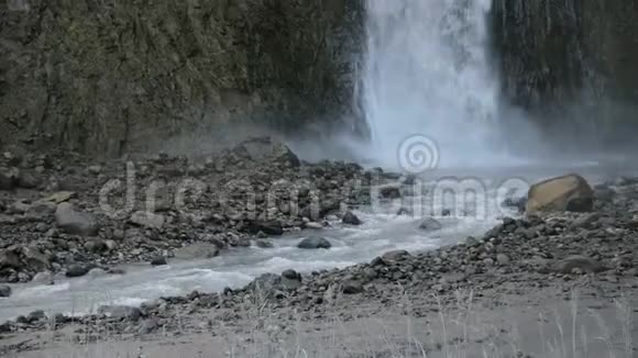 北高加索高崖之间美丽雄伟的瀑布视频的预览图