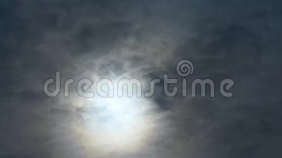 天空中乌云密布穿过太阳视频的预览图
