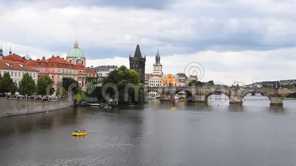 布拉格老城和查尔斯桥景观视频的预览图