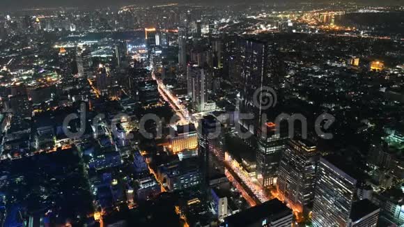 4K夜间鸟瞰曼谷市区的时间视频的预览图