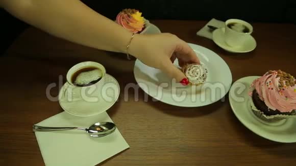 女人把蛋糕放在白色盘子里喝咖啡视频的预览图