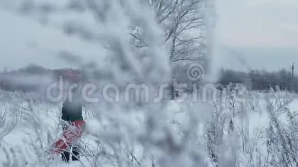 滑雪板徒步穿越清新的雪地视频的预览图
