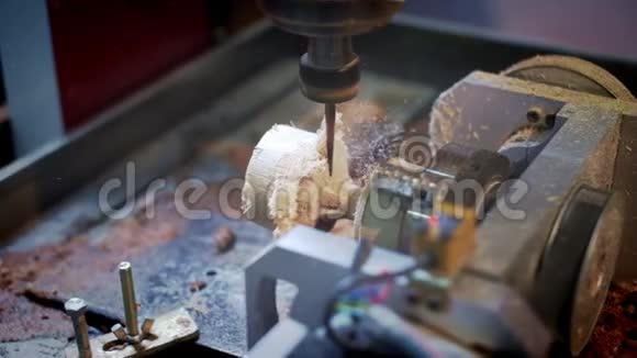 钻床加工木制零件木工机器木工行业飞屑和木屑总体情况视频的预览图