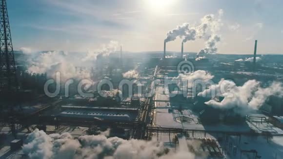 冒烟的工厂烟囱视频的预览图