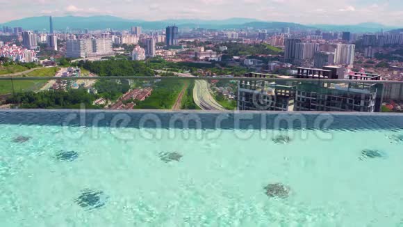 屋顶游泳池美丽的城市景观马来西亚吉隆坡视频的预览图