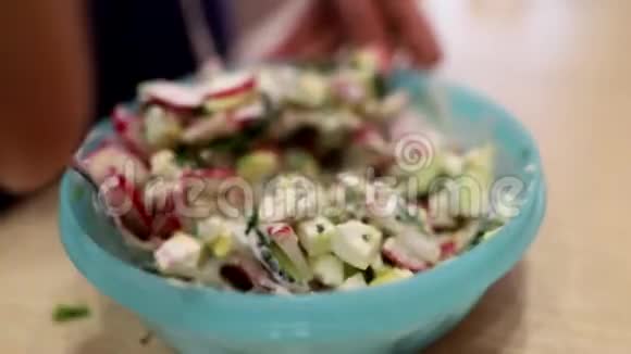 新鲜黄瓜沙拉萝卜和蘸有酸奶油的塑料盘子视频的预览图