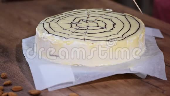 经典的酯烤烤饼装饰白色巧克力奶油釉和黑巧克力蛛网视频的预览图