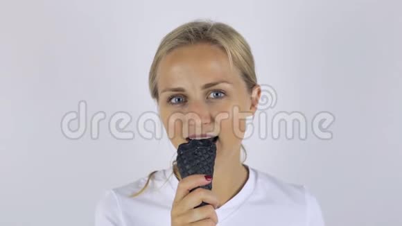 带着黑色冰淇淋的女孩特写镜头视频的预览图