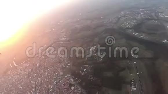 跳伞使一个编队在日落时跳伞视频的预览图