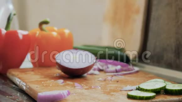 男人把红洋葱切成沙拉视频的预览图