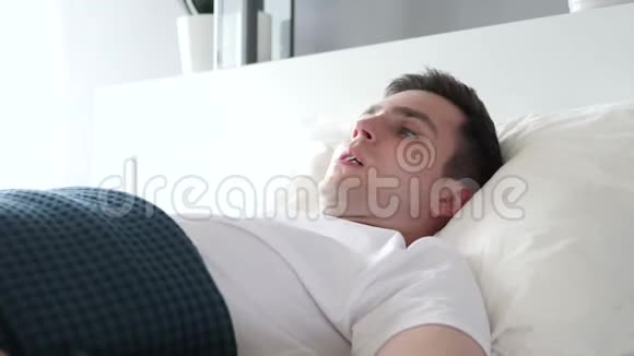 在床上睡觉的时候男人咳嗽得很厉害视频的预览图