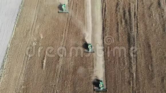 两台联合收割机的俯视图它在田间工作播种小麦视频的预览图