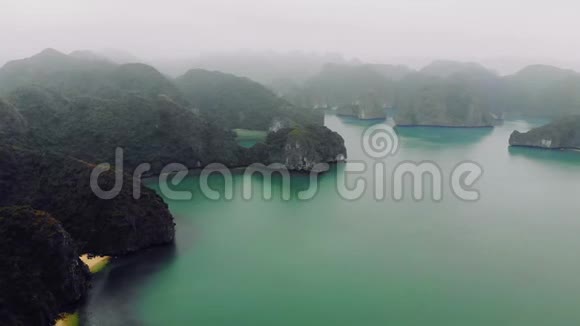 越南卤龙湾的俯视图美丽的海景岩石和海洋东南亚的异国情调视频的预览图