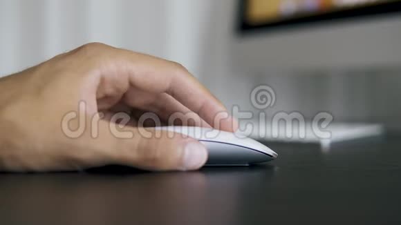 在办公室的电脑旁工作的键盘手把男性的手收起来视频的预览图