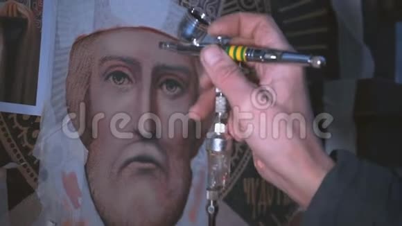 雕刻者的手画着奇迹工人尼古拉斯的画笔视频的预览图