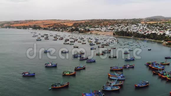 传统的越南船在篮子形状在渔村宾州越南视频的预览图
