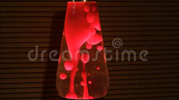 熔岩灯黑暗中的红血球视频的预览图