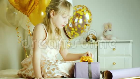 金发女孩7年用纸包了一盒礼物生日礼物概念视频的预览图