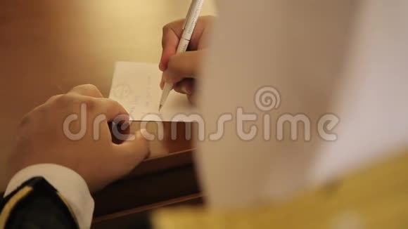 阿拉伯男人写作阿拉伯单词视频的预览图