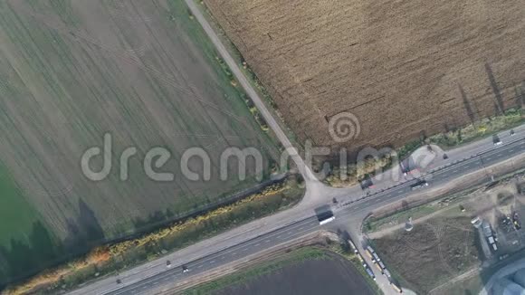 基辅敖德萨汽车公路的鸟瞰图其中一个带修复条另一个带洞和补丁的旧条视频的预览图