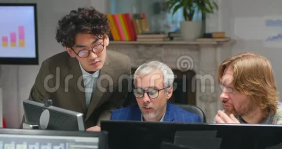 三名男性程序员在电脑上工作的画面视频的预览图