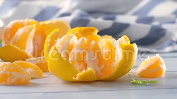 新鲜成熟的橘子木桌上放着梅丽莎草视频镜头4K50fps视频的预览图