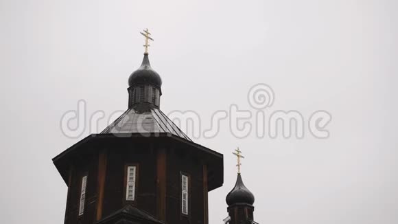 带有金十字架的木制东正教教堂剪影视频的预览图