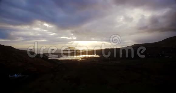 日落4K时的山和海视频的预览图