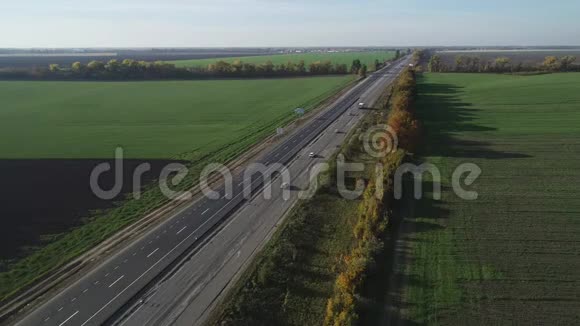 基辅敖德萨汽车公路的鸟瞰图其中一个带修复条另一个带洞和补丁的旧条视频的预览图