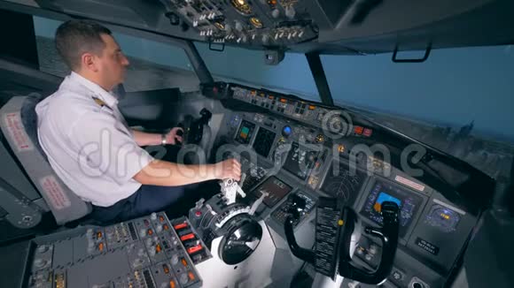 一个飞行员坐在飞行模拟器里把飞机转向左边4K视频的预览图