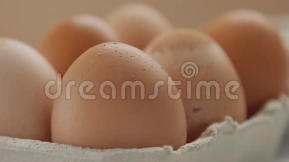 六个棕色鸡蛋的特写视频的预览图