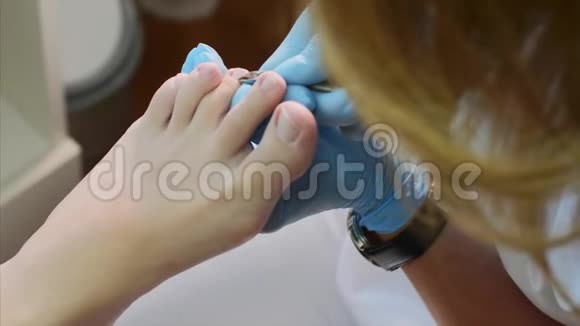 儿科医生用指甲钳切脚趾角质层在美容院做足疗视频的预览图